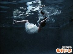 梦见自己掉进水里