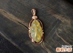 属鸡在脖子上戴什么好，生肖属鸡一生佩戴什么旺财招财