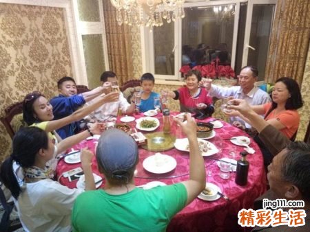 梦见请人吃饭