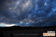 做梦梦到移动的黑云，梦见乌云密布电闪雷鸣