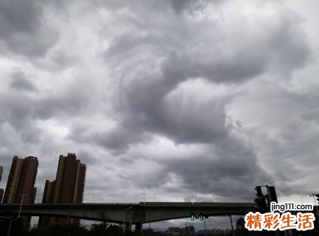 梦见乌云密布是什么意思，梦到乌云密布天气昏暗但没下雨