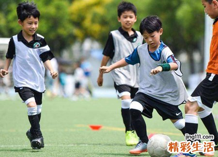 梦见踢足球是什么意思，梦到好多人一起踢球