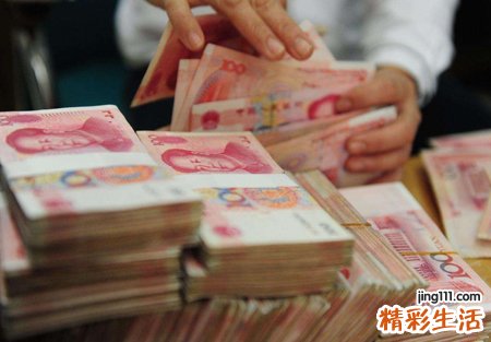 梦见有人给钱是什么意思，女人梦到男人给钱