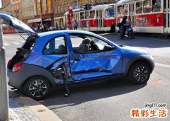 梦见父亲出车祸人没事好吗，做梦梦到父亲出车祸受伤流血