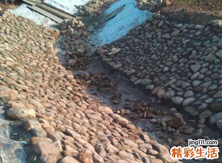 梦见深坑是什么意思，做梦梦到自己在深坑边