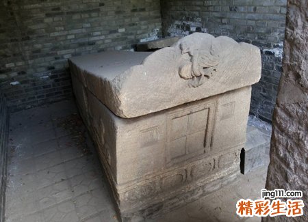 做梦梦见棺材是石头做的有什么预兆，女人梦见棺材