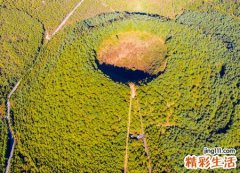梦见在深坑边上往下看好吗，做梦梦到很大很深的坑