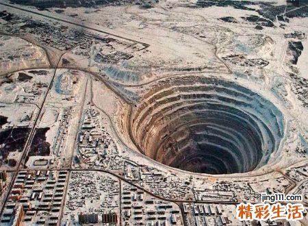 梦见深坑没掉下去有什么预兆，做梦梦到一个好大的深坑