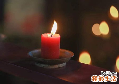 梦见死去的同事还活着有什么预兆，梦到已故女性同事