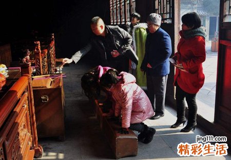 梦见上香没上成有什么预兆，做梦梦到点三根香