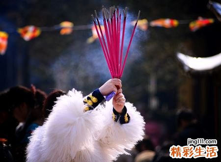 梦见自己拿着香上香好不好，女人梦见手持香火