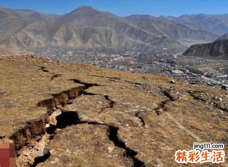 梦见山崩地裂自己没事有什么预兆，女人梦见山崩地裂