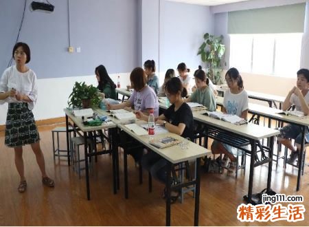 梦见在教室里上课有什么预兆，女人梦到在学校上课