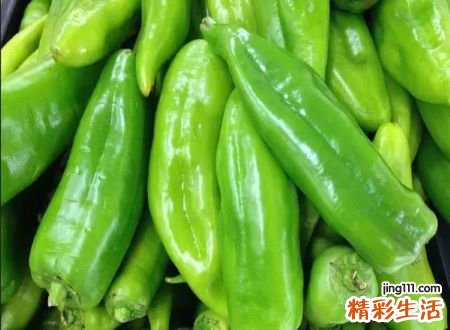 梦见摘别人家的青辣椒好不好，女人梦见好多大青椒