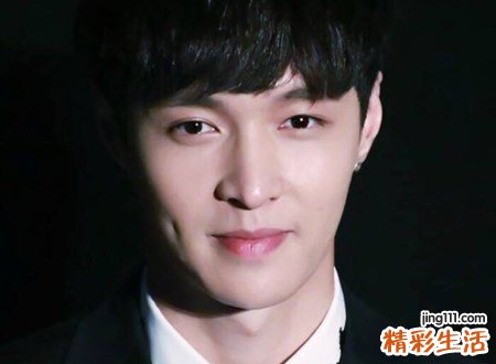 双酒窝的男人