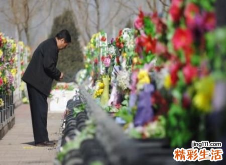 梦见和家族的人去扫墓好不好，做梦梦到好多人一起上坟