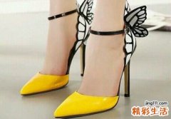 梦见穿高跟鞋是什么意思，女人梦到自己穿高跟鞋