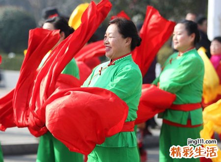 梦见扭秧歌是什么意思，女人梦见很多人扭秧歌
