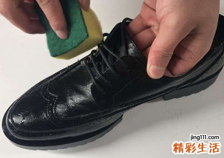 梦见擦皮鞋上的泥土好不好,做梦梦到给皮鞋打黑鞋油