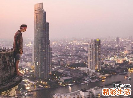 梦见自己坠楼没死是什么预兆，做梦梦到从楼上跳下来没事
