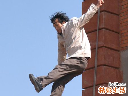 梦见自己的好朋友坠楼有什么预兆，梦到好朋友坠楼还活着