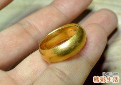 梦见金戒指是什么意思，女人梦见捡两枚戒指