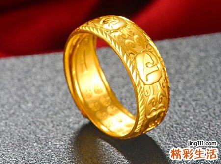 梦见黄金首饰预示着什么，做梦梦到手上戴着黄金戒指