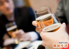 梦见喝酒是什么意思，做梦梦到和别人一起喝白酒