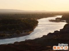 梦见河流有什么预兆，女人梦见一条河