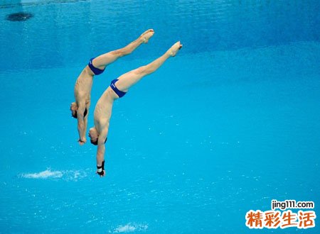 梦见跳水有什么预兆，做梦梦到别人跳入水中