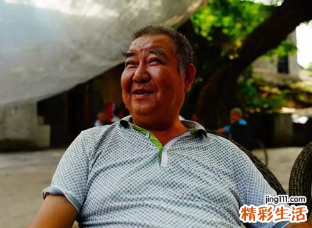 男人右眉毛一根特别长