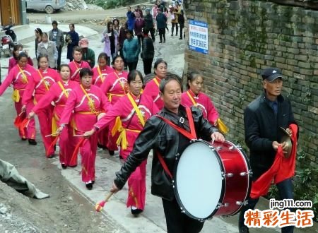 梦见红白喜事有什么预兆，做梦梦到一边婚礼一边葬礼