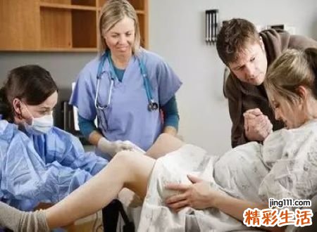 梦到女人生孩子现场有什么预兆,做梦梦到女人在路边生孩子