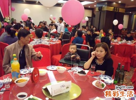 梦见喝喜酒好不好，做梦梦到和别人一起吃酒席