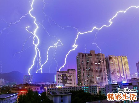 梦见电闪雷鸣倾盆大雨好不好，梦到雷电劈在自己眼前