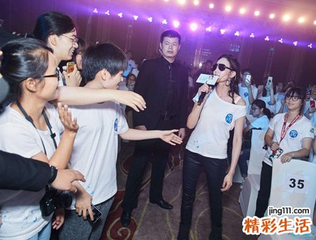 梦见很多人混乱的场面好吗，做梦梦到很多熟人在一起