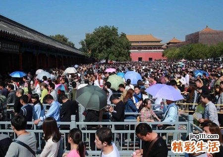 梦见很多人混乱的场面好吗，做梦梦到很多熟人在一起