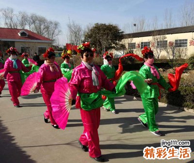 梦见很多人在庭院子里扭秧歌