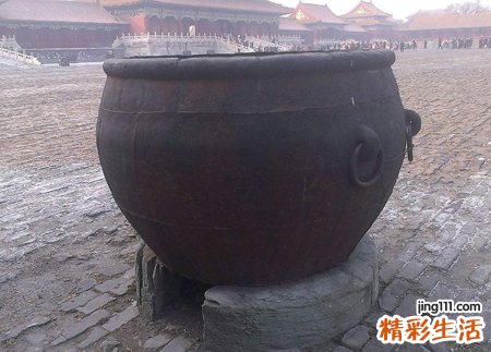 梦见水缸是什么意思，做梦梦到用瓢在水缸里舀水