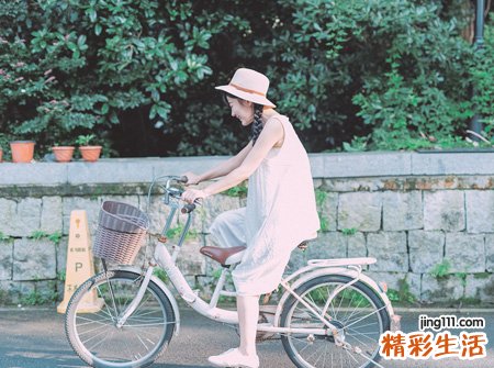 梦见骑自行车很轻松有什么预兆，女人梦见自己骑自行车