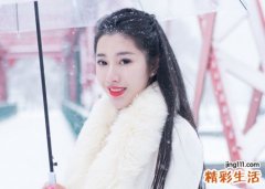梦见梳头发是什么意思，女人梦到自己梳头发