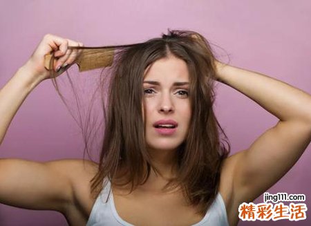 梦见梳头发并扎起来好吗，女人梦见自己梳理头发
