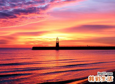 梦见大海和船还有家人好不好，女人梦见海水很蓝很美