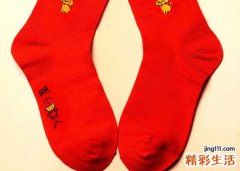 梦见穿红袜子是什么意思，做梦梦到自己穿了一双红袜子