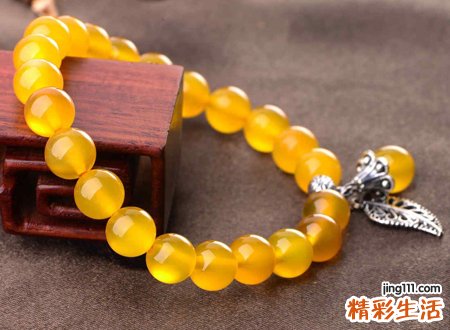 八字中缺水缺金的女人