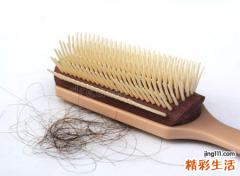 梦见自己梳头时掉了很多头发在地上
