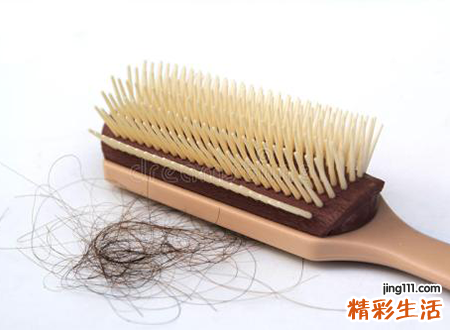梦见自己梳头时掉了很多头发在地上
