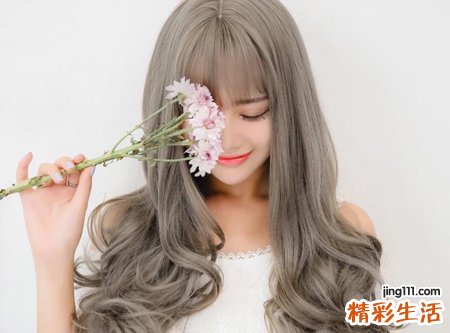 梦见自己帮别人梳头发好不好，做梦梦到帮人梳头发绑头发