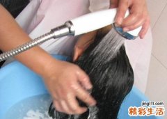 梦见洗头是什么意思，女人梦见自己洗头发