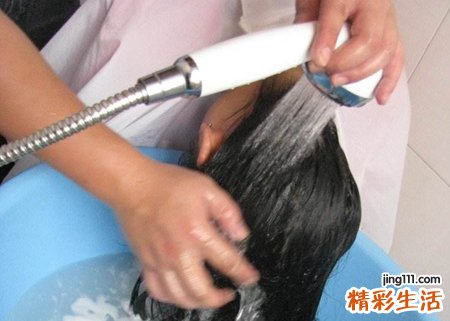 梦见洗头是什么意思，女人梦见自己洗头发